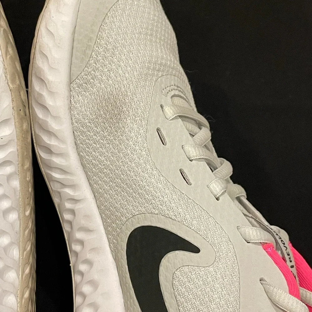 NIKE REVOLUTION LOW TRAINERS YOUTH SHOES‎ GREY & BRIGHT PINK SIZE 7Y / 9W